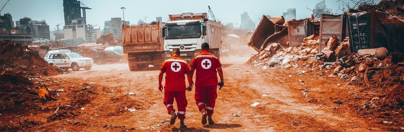 Rode-Kruis-hulpverleners-tussen-de-verwoesting-na-de-explosie-in-Beiroet
