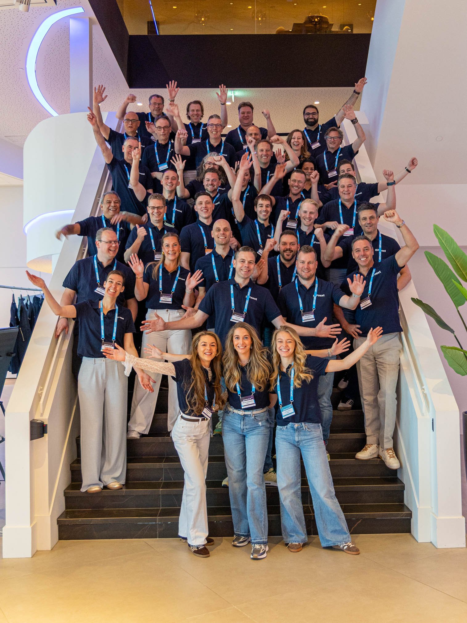 Das ISPnext Team gemeinsam auf der Treppe bei Discover Live