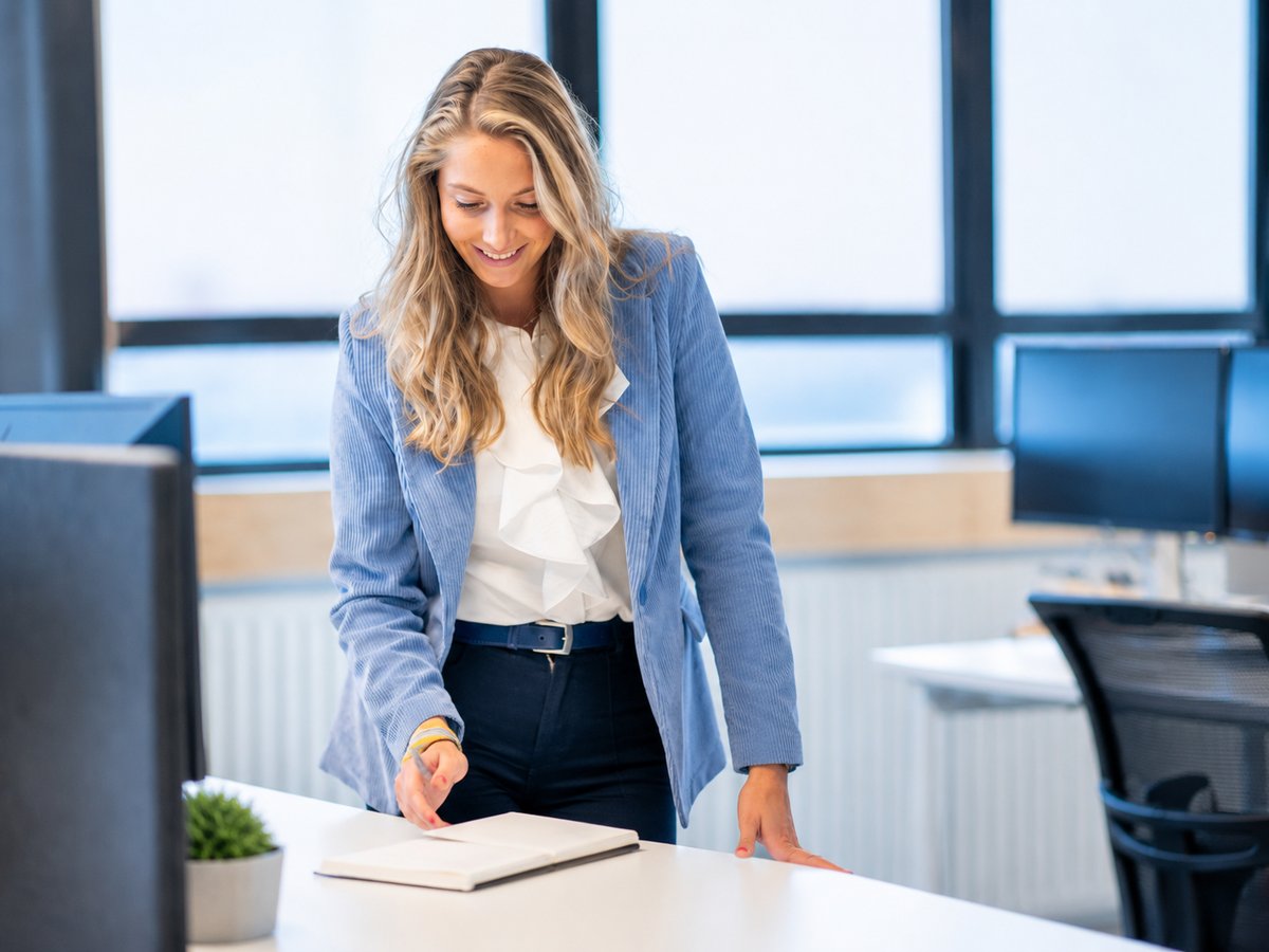 Team arbeitet gemeinsam an Source-to-Pay-Prozessen im Großhandel
