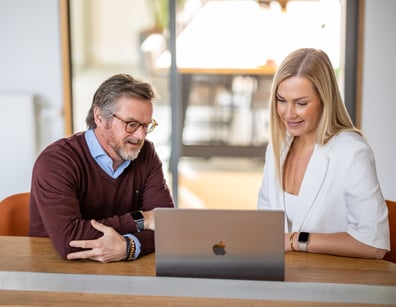 ISPnext-collega's bespreken samen een laptop