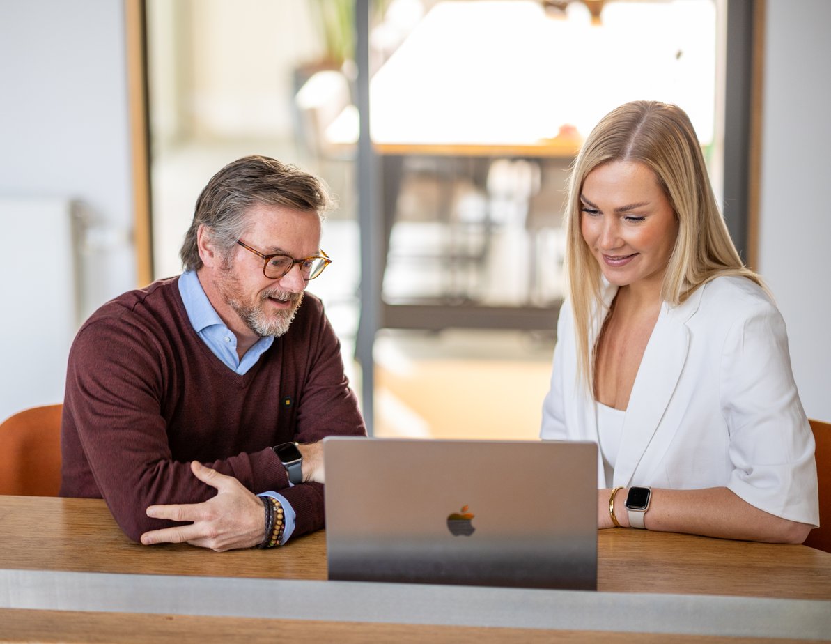 ISPnext-collega's bespreken samen een laptop