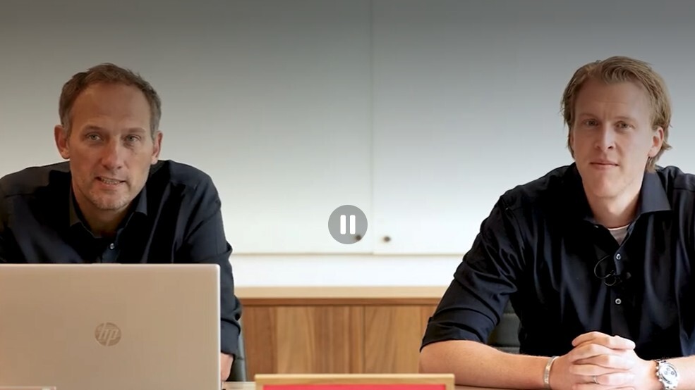 Twee ISPnext-specialisten aan tafel tijdens het webinar over het groeipad naar Source-to-Pay