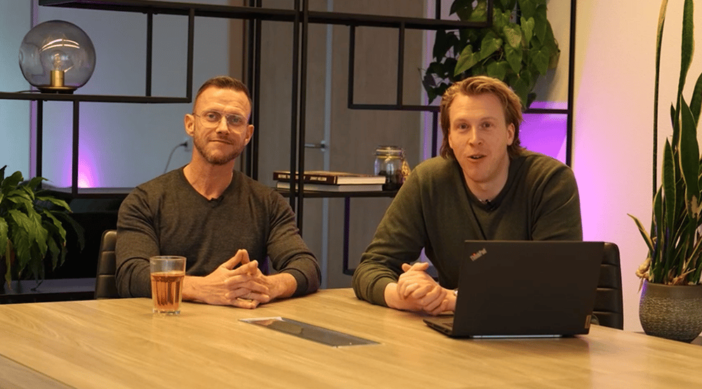 Twee ISPnext-specialisten in gesprek tijdens het webinar over Contract Management met nextAI
