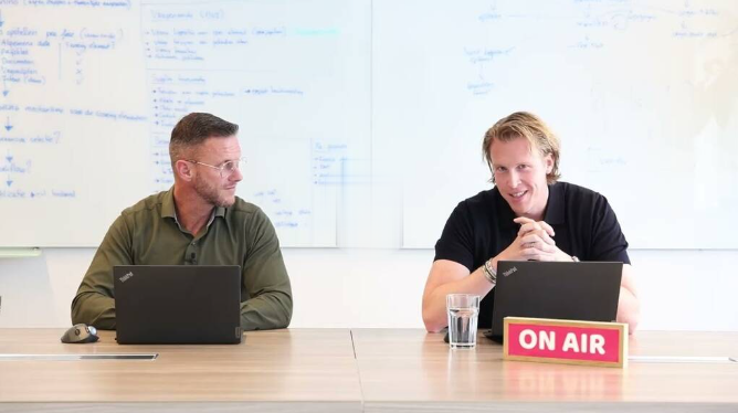 Twee ISPnext-specialisten in gesprek tijdens het webinar over DORA