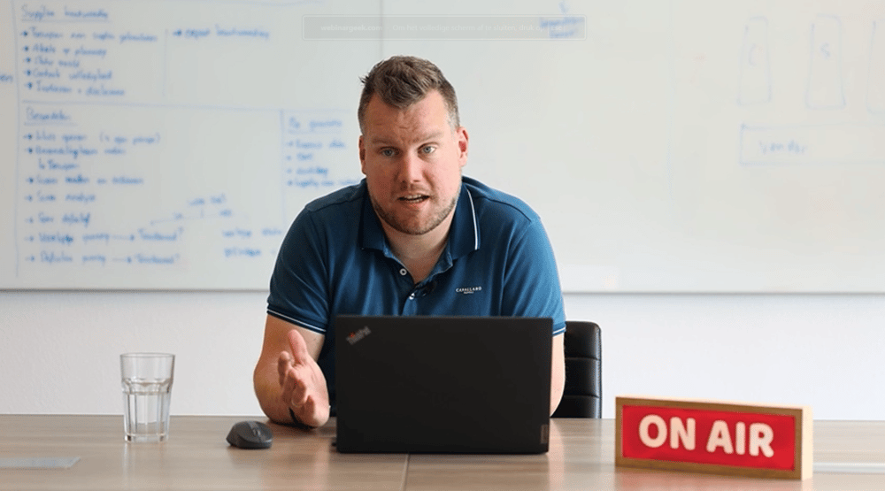 ISPnext-specialist aan tafel tijdens het webinar over nextAI en slimmer werken met AI