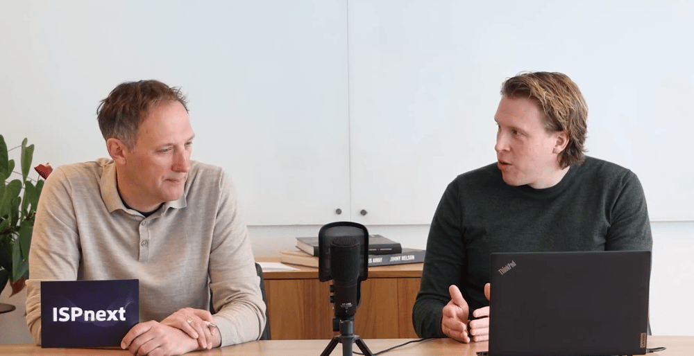 Twee ISPnext-specialisten in gesprek tijdens het webinar over Procurement Value Management