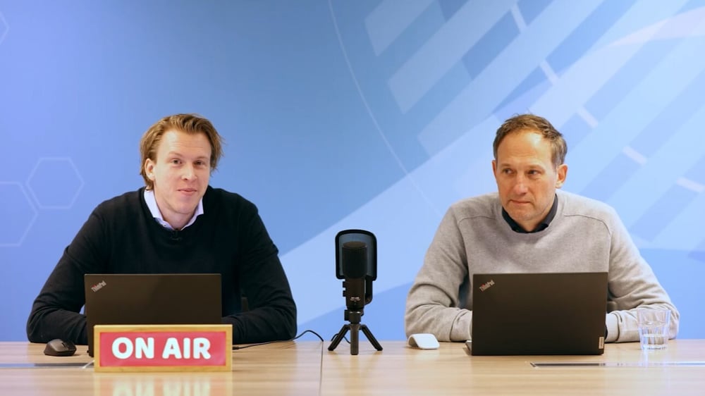 Twee ISPnext-specialisten aan tafel tijdens het webinar over Rebate Management