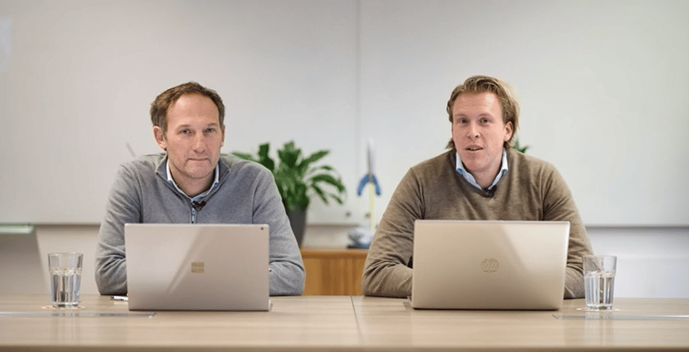 Twee ISPnext-specialisten achter hun laptop tijdens het webinar over Spend Dashboarding en KPI's
