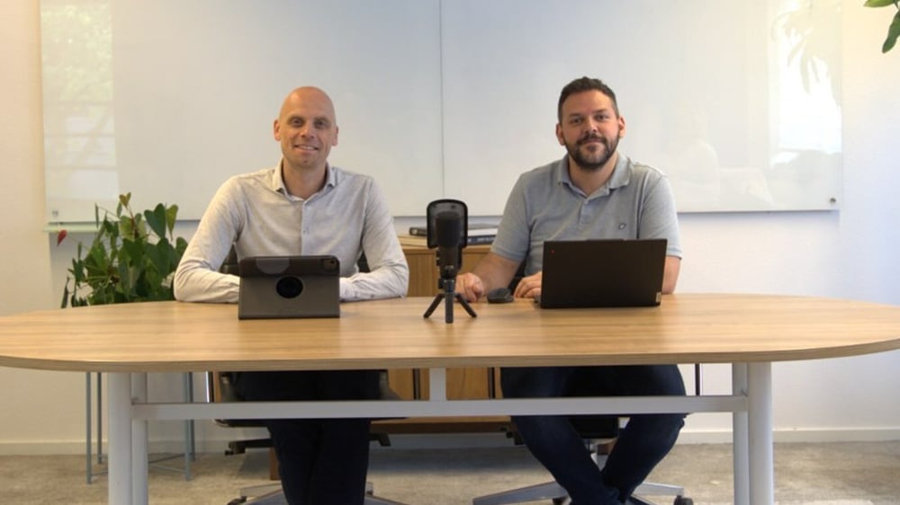 Twee ISPnext-specialisten aan tafel tijdens het webinar over de Ultimo-integratie voor Purchase-to-Pay