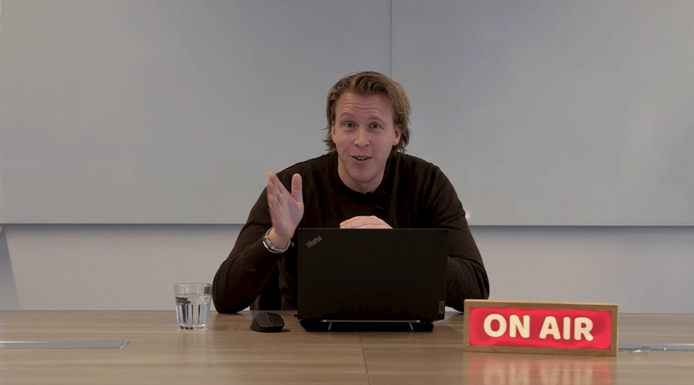 ISPnext-specialist aan tafel tijdens het webinar over Vendor Management, met ON AIR-bord