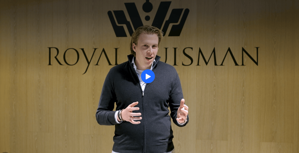 ISPnext-specialist spreekt voor de wand met het Royal Huisman-logo tijdens het webinar over Vendor Management