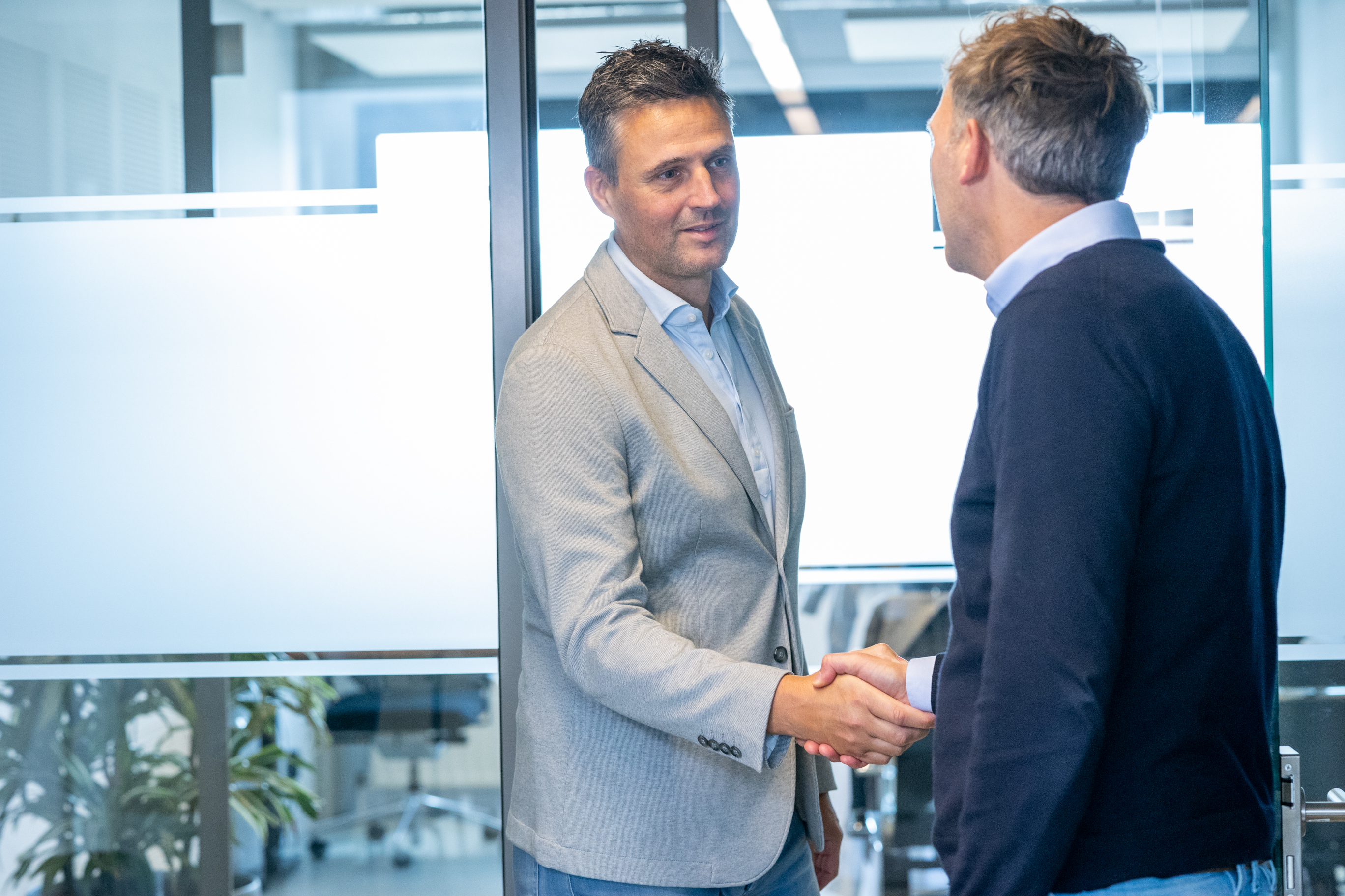 Partners geven elkaar de hand