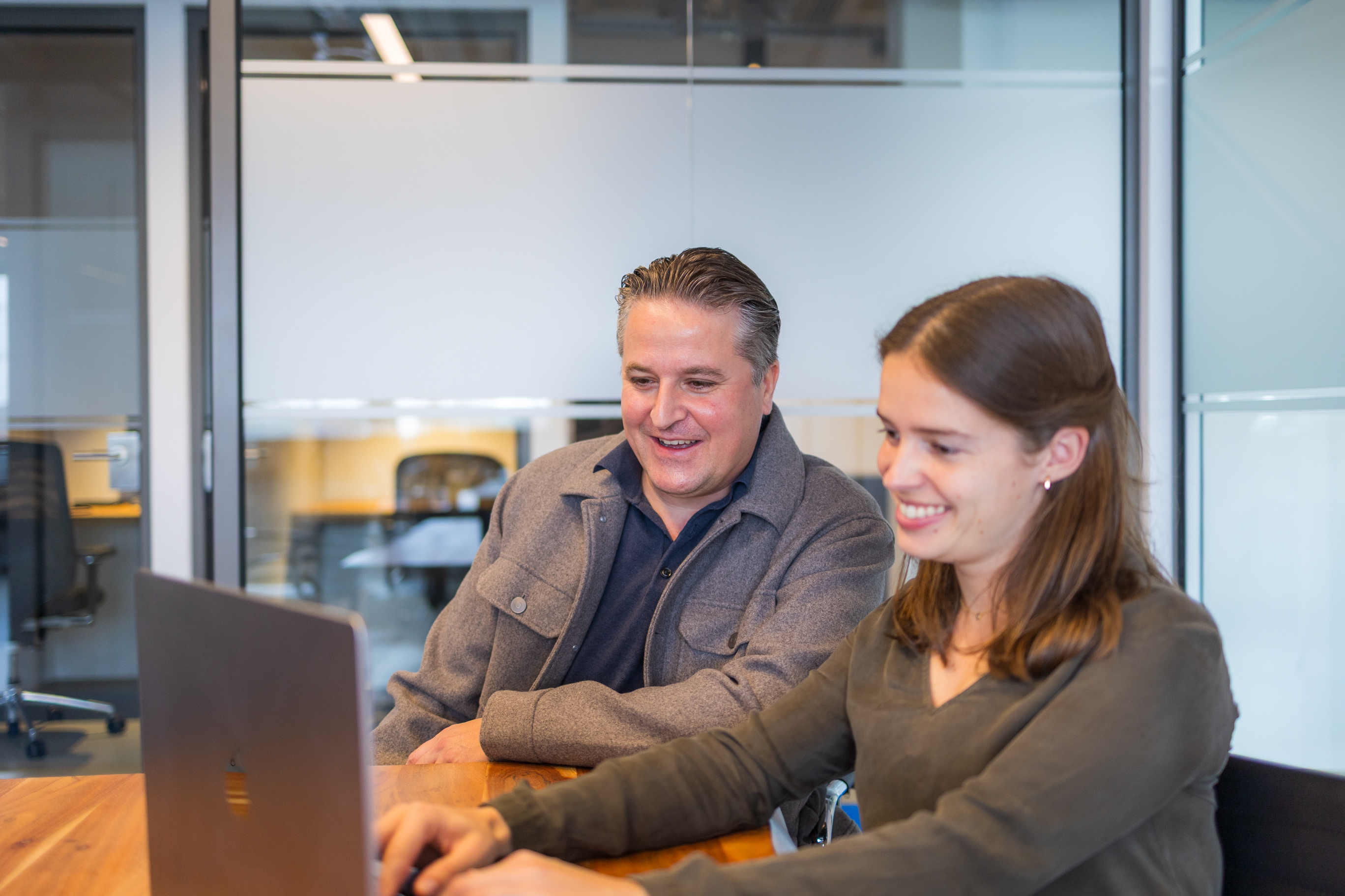 Finance-Team arbeitet gemeinsam hinter einem Laptop