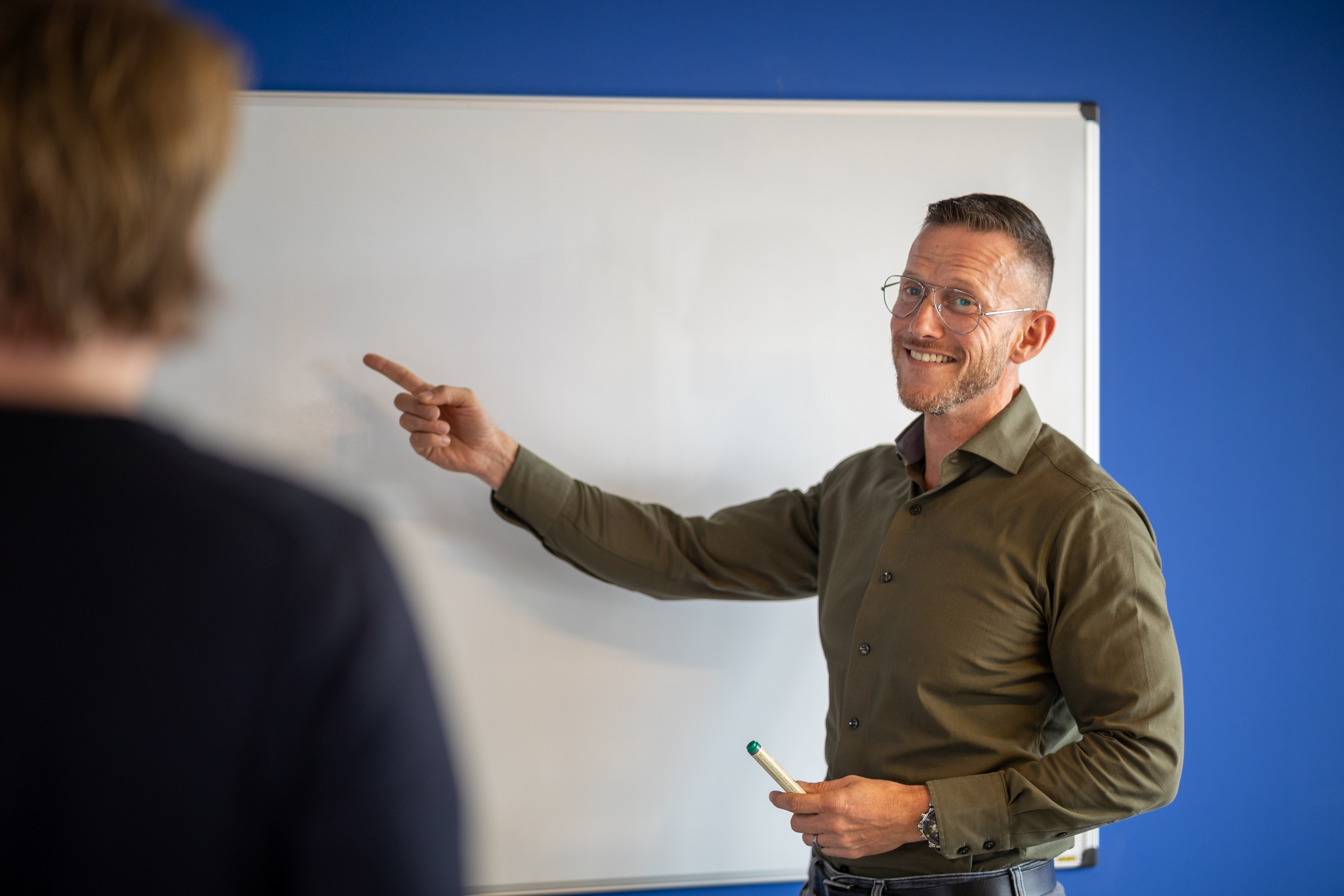 ISPnext-collega geeft een presentatie bij een whiteboard